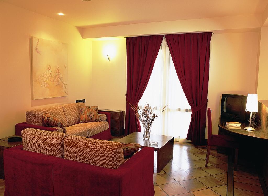 קרפניסיון Avaris Hotel מראה חיצוני תמונה